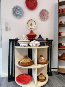 Collection élégante de poteries murales et de tajines artisanaux dans des nuances de bleu, rouge et terre cuite chez Nakshedil Boutique, Remich.