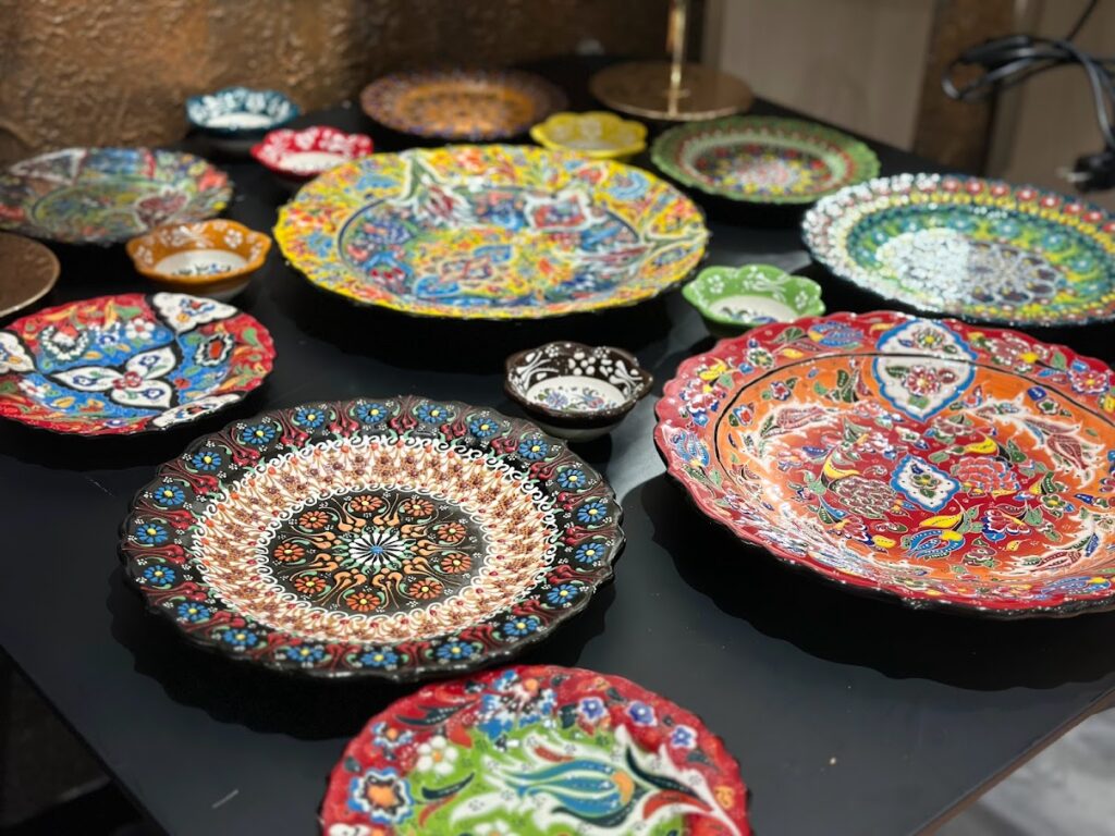 Assortiment de d'assiettes en céramiques artisanales Turque colorées de Nakshedil Boutique, mettant en avant des motifs détaillés et vibrants.