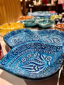 Plat à mezzes en céramique bleue orné de motifs traditionnels, fabriqué à la main en Turquie, présenté chez Nakshedil Boutique, Remich.
